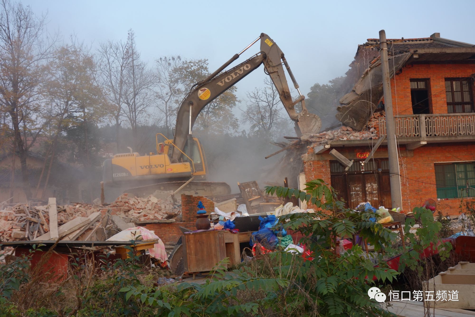 示范区国土局,住建局,阳安二线工程建设项目办等部门,对恒口镇东坝村