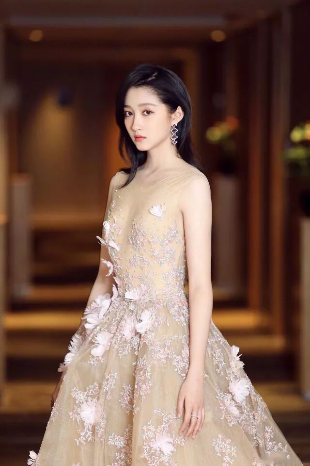 Guan Xiaotong Sex - The 20 year old Guan Xiaotong long open, nude vacuum dress, let ...