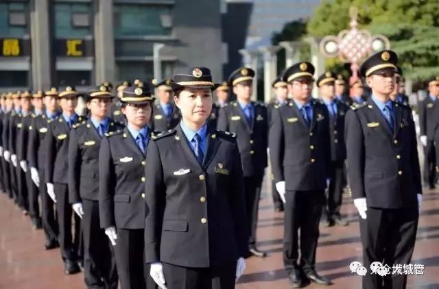 城管局揭牌 太仓市城市管理行政执法大队成立,制服臂章为藏青色 肩章