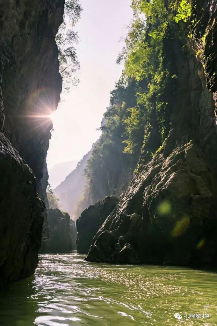 峡谷两边的山上,岩溶地形形成的怪石千奇百怪,有形状像犀牛,大象,灵芝