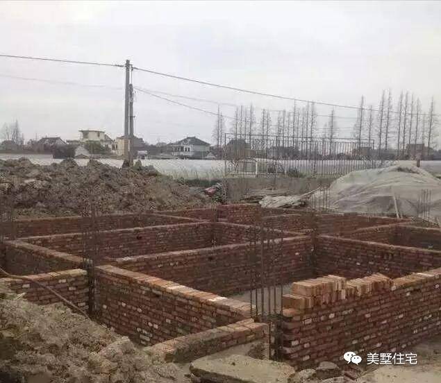 地基弄好了就开始砌红砖了,赵先生表示这两年钢筋和泥沙价钱都涨的很