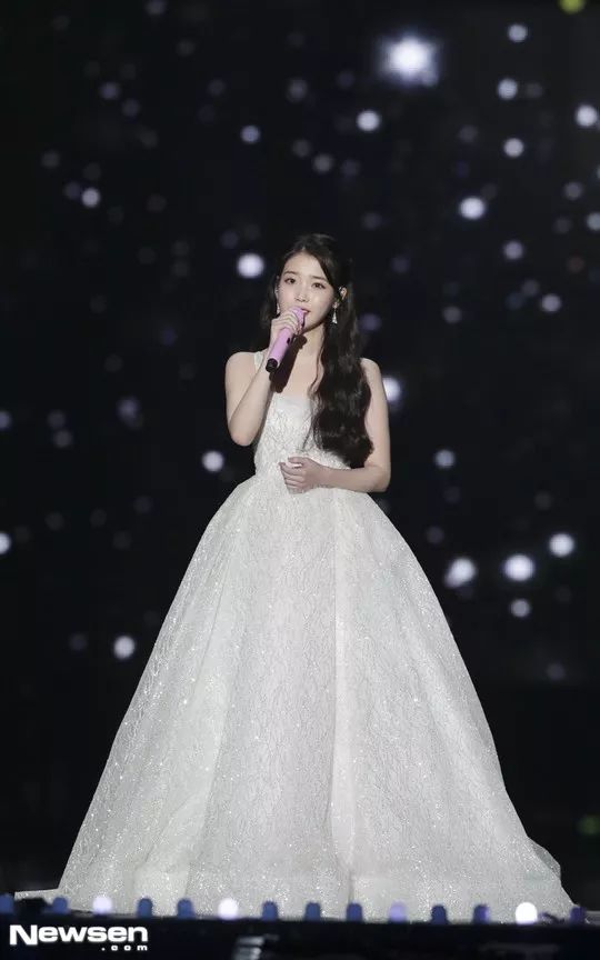 而iu当晚的舞台可是相当惊艳的,她以一袭白色礼裙亮相,为大家带来了