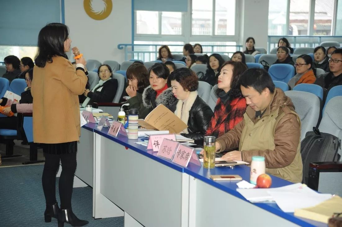 评委早上8:50青羊区教研员郭学琴老师主持并宣布活动开始,并隆重介绍