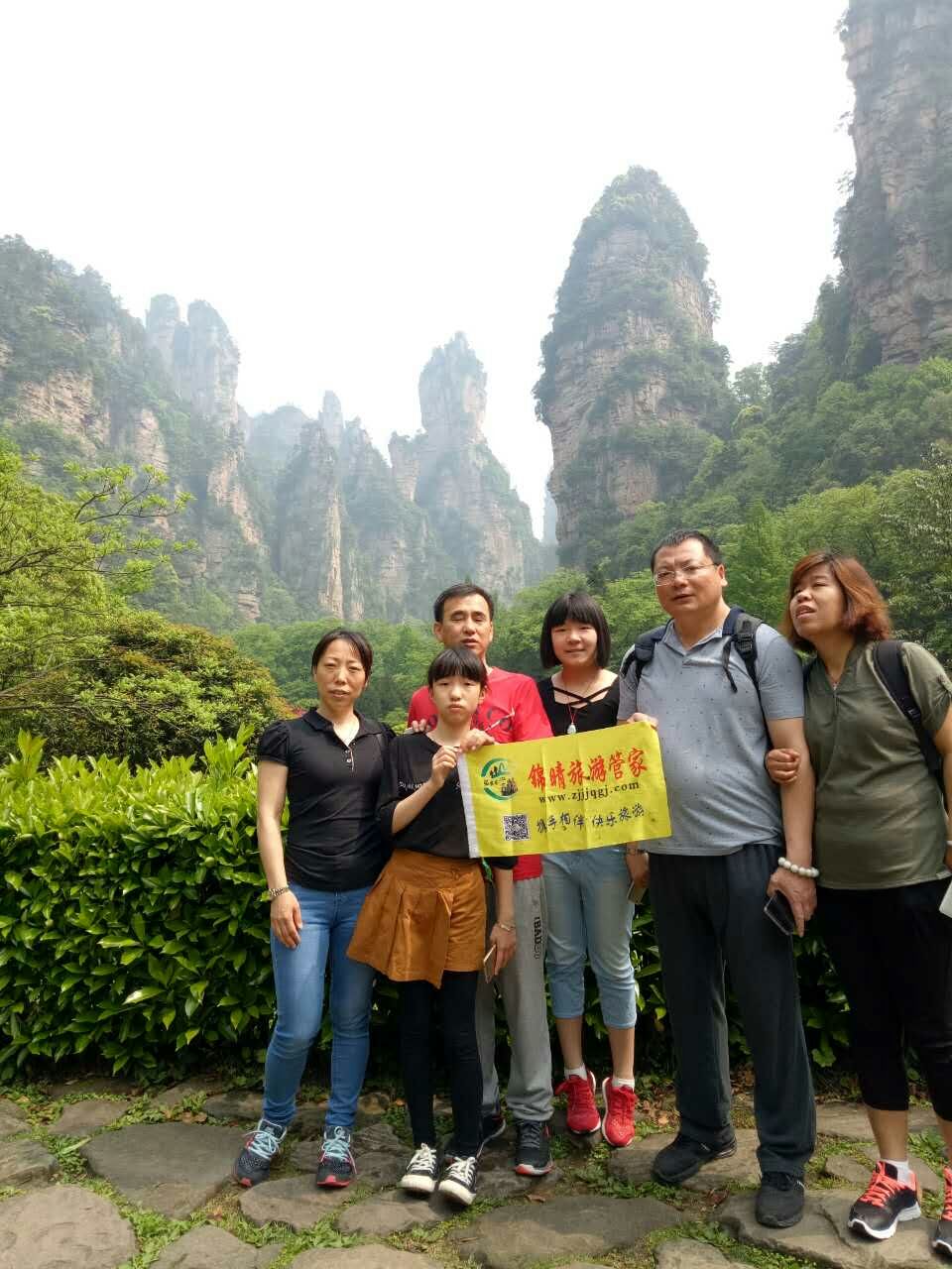 张家界当地美女导游帮您指路讲解