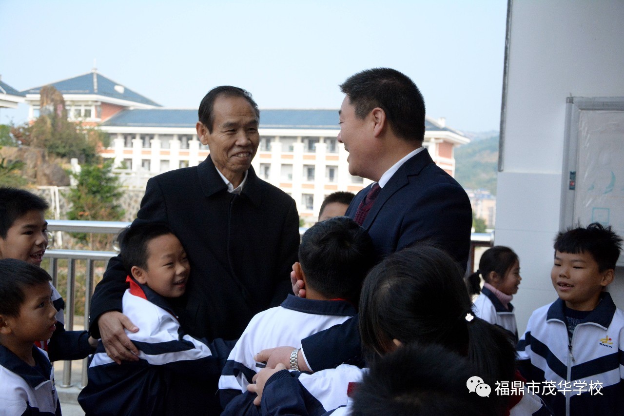 随后在温天敏董事和唐炯武校长的陪同下,参观了小学部,与小朋友们亲切