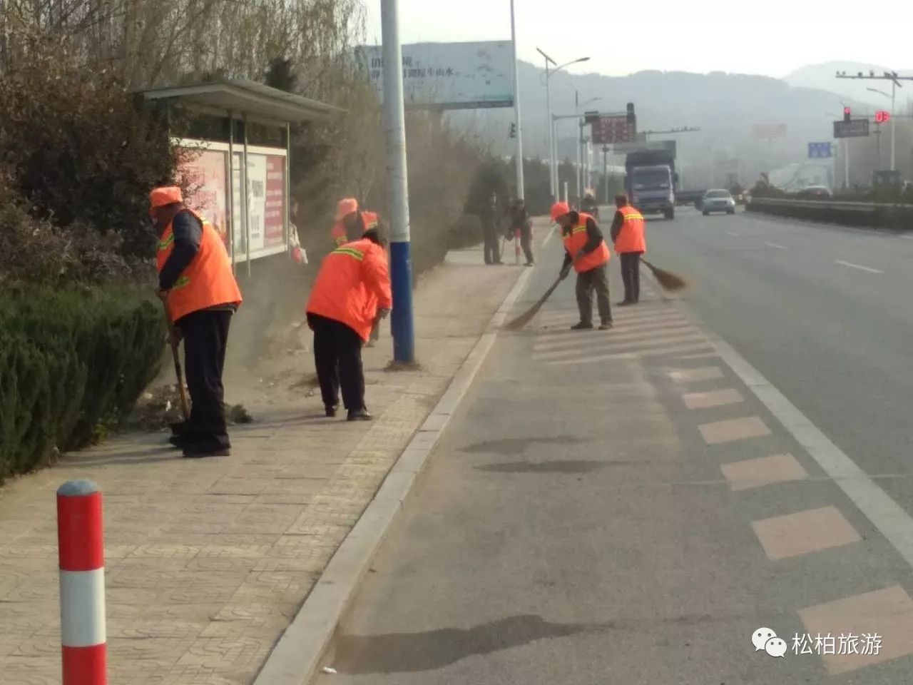 情境以及本次冬季环境卫生整治行动中工作人员清理镇驻地道路沿线卫生