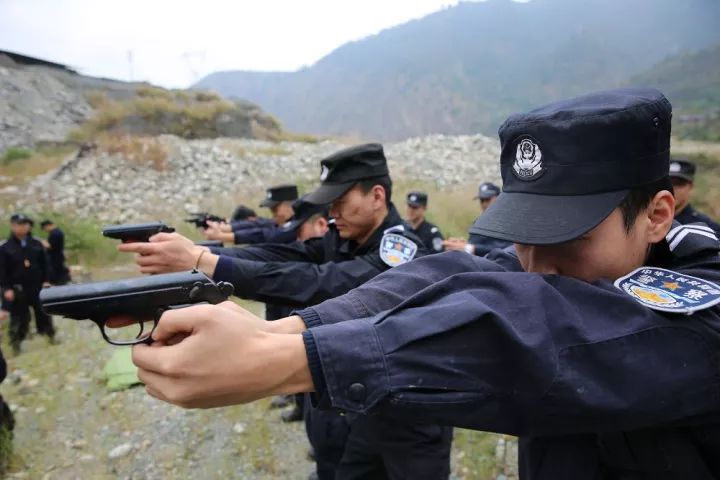 大阵仗!石棉民警,辅警真枪实弹,数枪并发