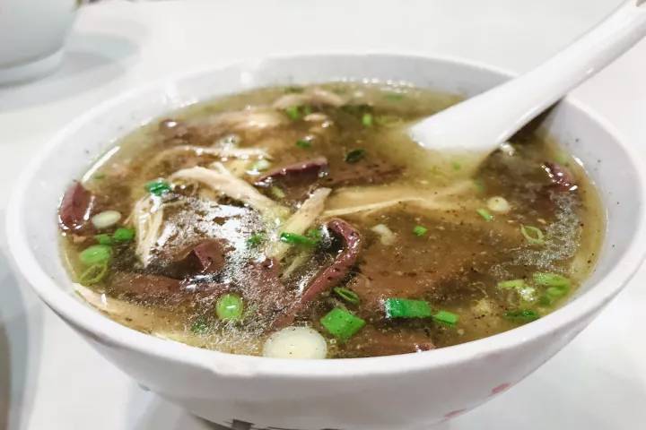 美食 正文  再说鸡杂汤 菌菇拌面 不知道什么时候起 这两样成了店里的