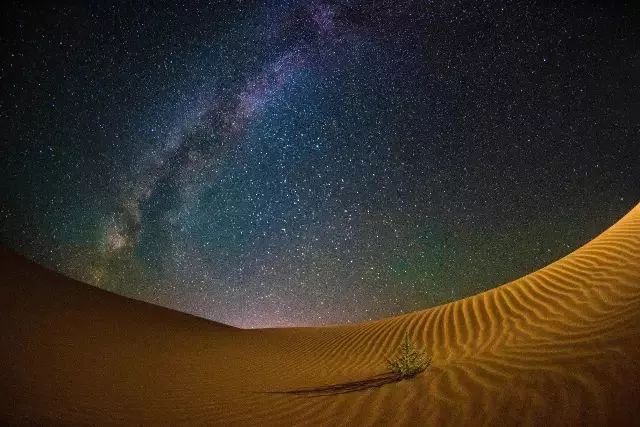 旅游 正文  那片沙漠星空是夜晚的精灵, 库布其沙漠的夜空 仿佛被施了