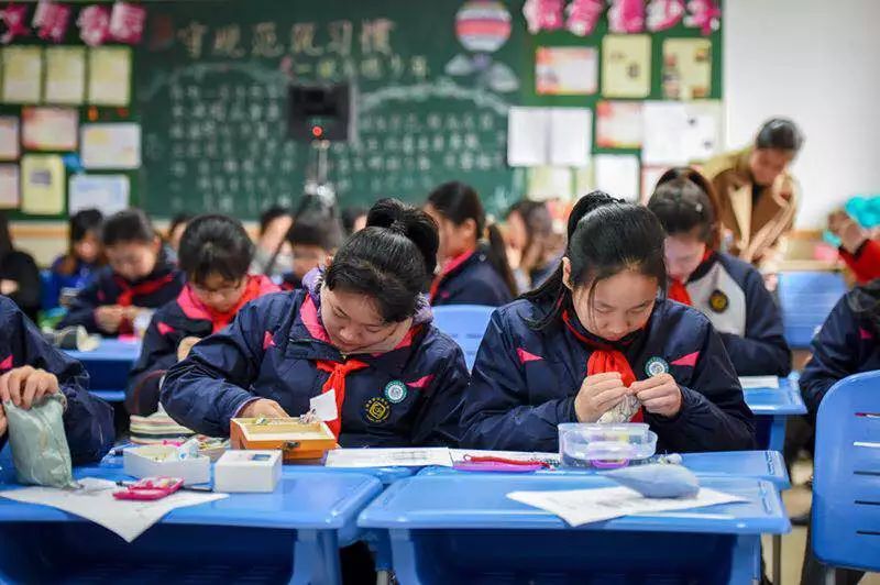 做香囊,刻印章丨市西初级中学学子"走进中华老字号"