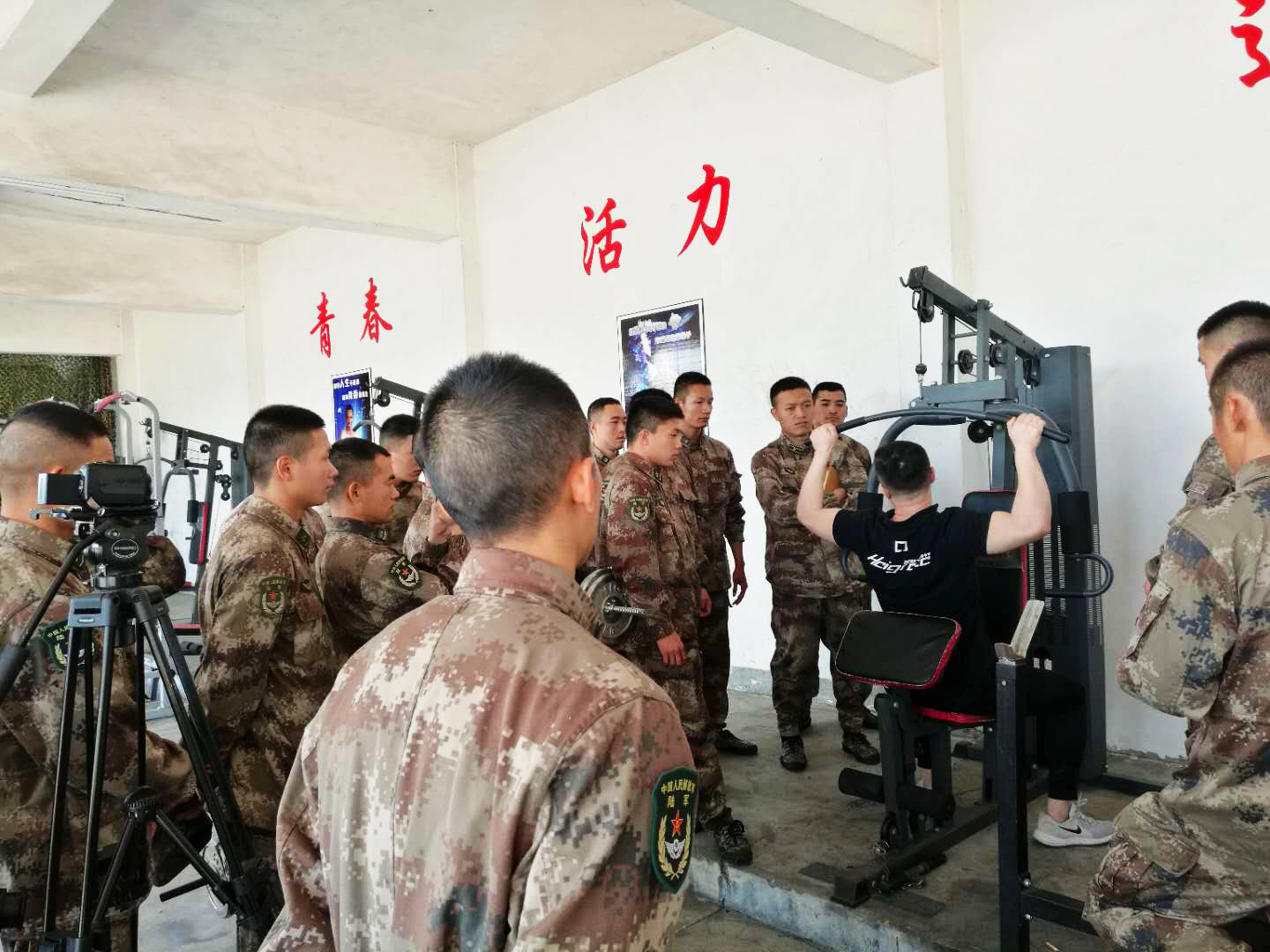 广西贵港部队邀请专业健身教练走进兵营训练场