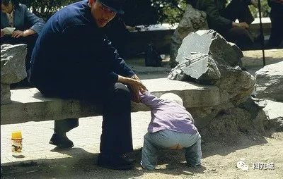 1984年,北京卖冰棍的,后面蹲着那位正在吃面.