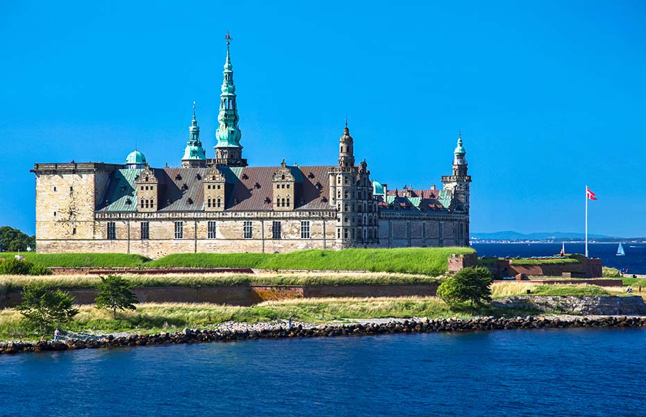 丹麦克伦堡(kronborg slot)世界上最大的古城堡,始建于9世纪,约570米