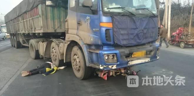 丰县马楼发生重大交通事故 一骑电动车女子倒在货车车轮下 疑似被碾压