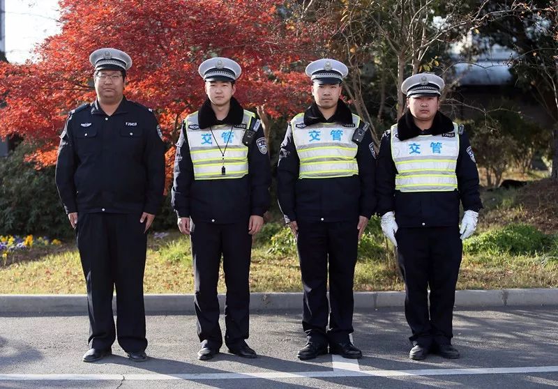 松江一耄耋老人寒夜看病归来打车难,路口辅警不仅帮打车还付了车费