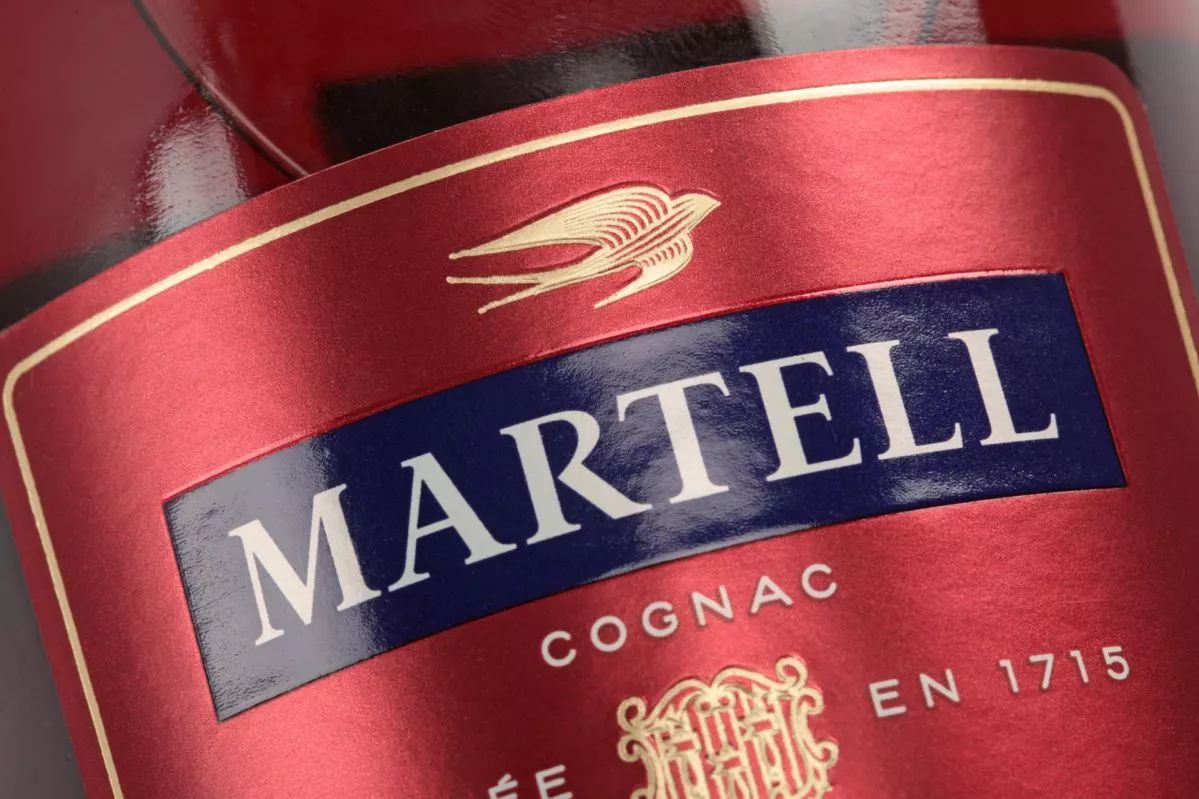 世界知名酒品牌马爹利martell换新logo和包装啦重新绘制了燕子和盾徽