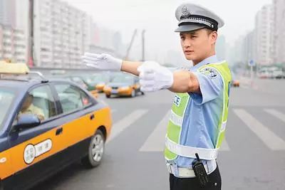 招聘交警_哈尔滨全年严查违停闯灯 重点管控这142条街路(2)