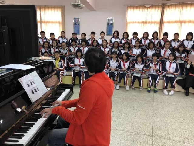 东莞市音乐学科带头人,厚街湖景中学音乐教师李冠发挥