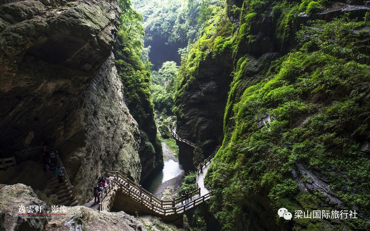 第二站到达(车程约30分钟)游览:【天生三桥玻璃观景眺台】及【石头城