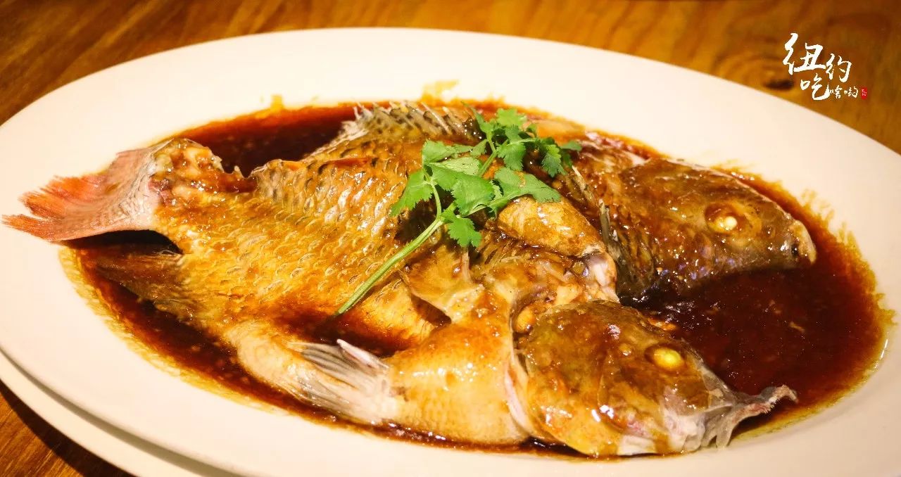 软嫩～ 来自杭州的西湖醋鱼历史悠久 其年代可 追溯到宋朝 上菜之后酱