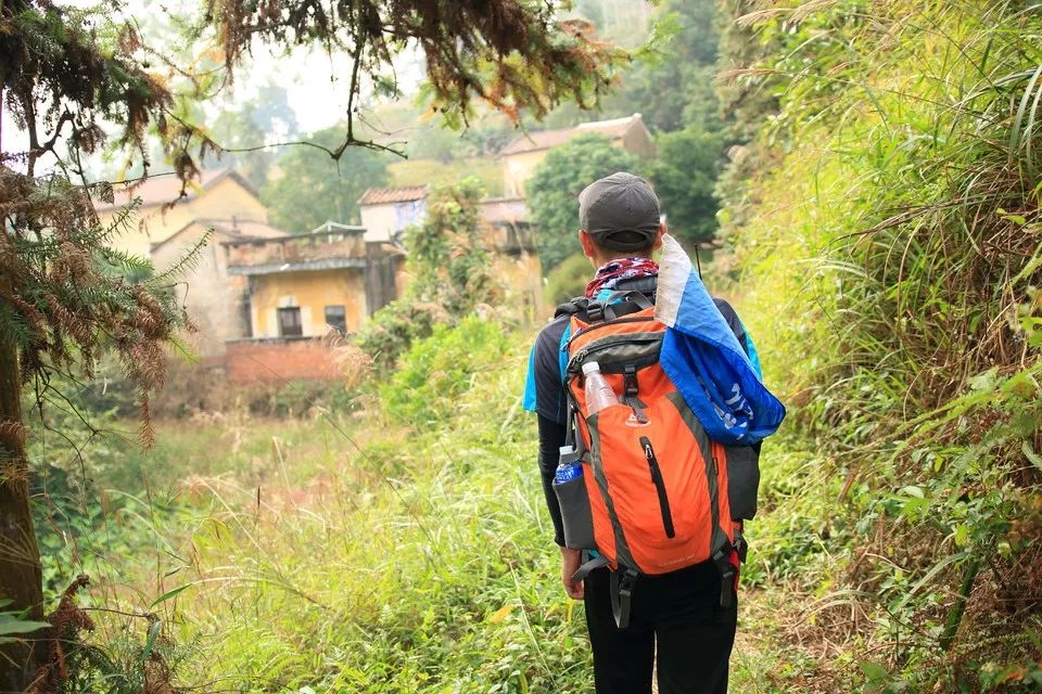 过去该山有一条村庄,称磨塘村,村民以种植经营茶叶为生.