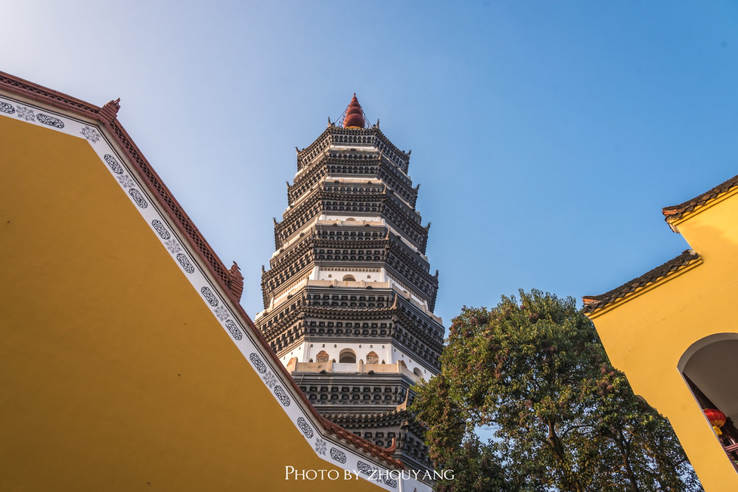 迎江寺里晨钟暮鼓,振风塔上长河落日