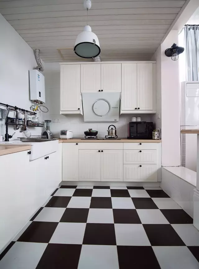 黑白格的地板,为素雅的厨房带来动感.