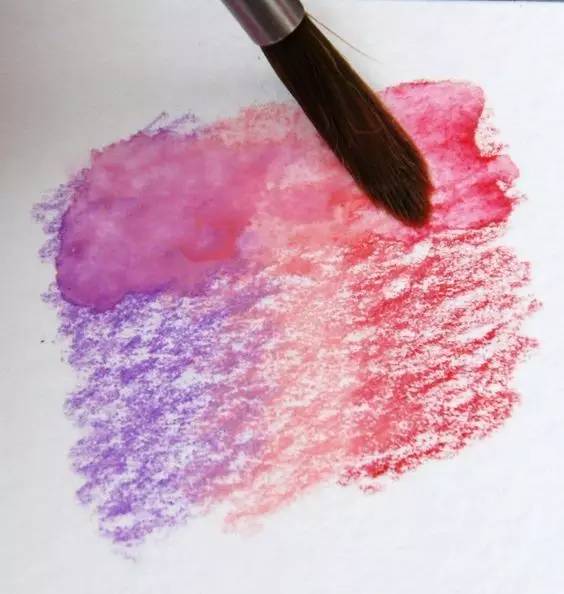 水溶性彩铅,先用彩铅把要表现的颜色排线法画出来再用水将色彩晕开