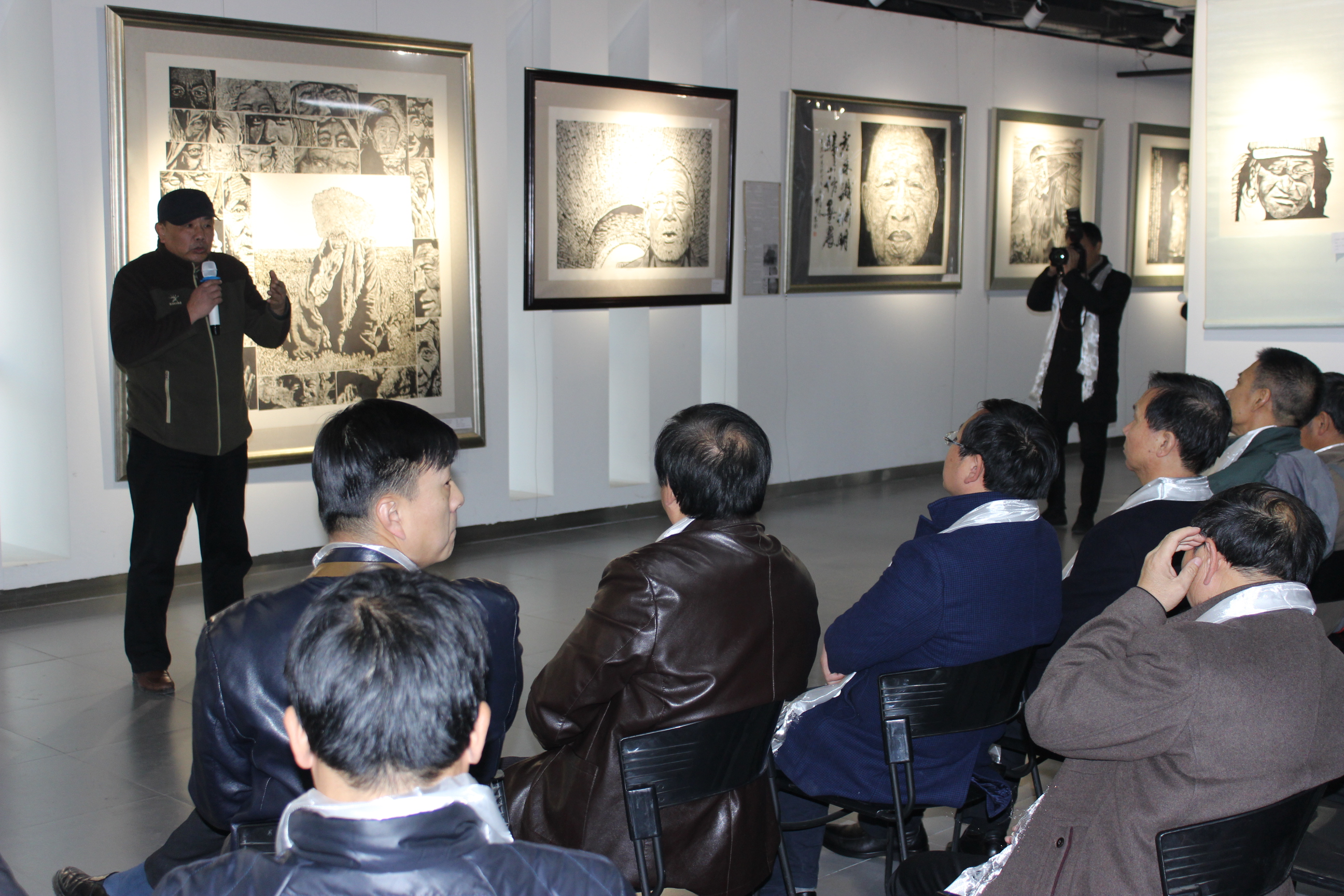 我国知名版画艺术家张伟元版画艺术展在新乡市开幕 150幅作品致敬西藏