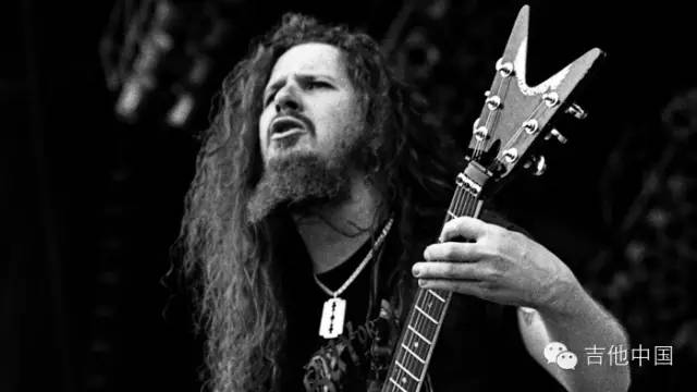 pantera乐队吉他手dimebag darrell在舞台演出时被人枪杀,一代金属