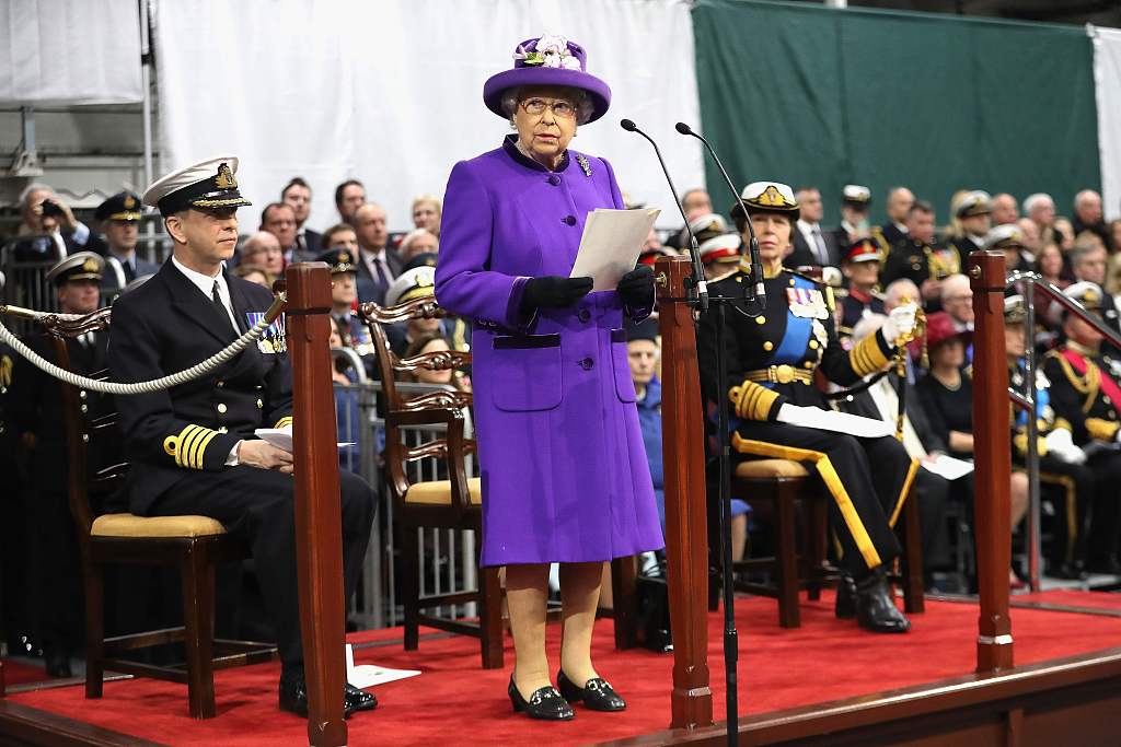 英国海军宣布伊丽莎白女王号航母正式服役,女王主持服役仪式