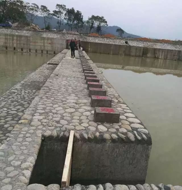 基础设施建设,结合新泉河道防洪蓄洪滞洪要求,推进新泉生态拦河坝建设