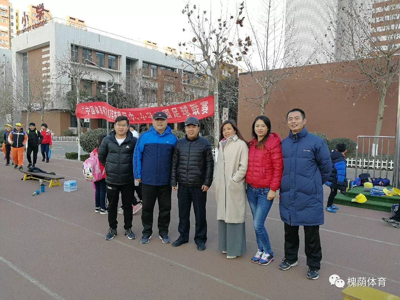 王书记,王俊峰校长,古城实验学校李明明校长为运动员现场助威加油