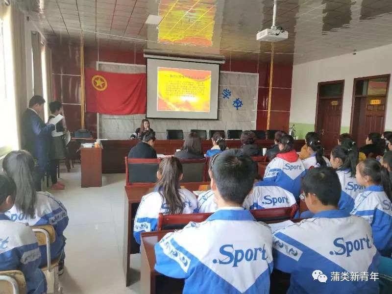巴里坤县各中学团组织积极开展纪念