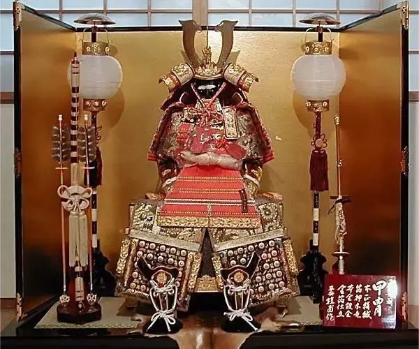 除此以外,还有日本家庭会在家里摆上武士盔甲造型的玩偶,或者是手作