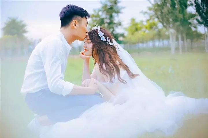 情侣婚纱背影_黑白情侣婚纱背影