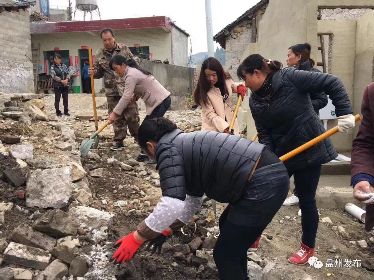 (图为旧营村女干部共同参与人居环境整治)