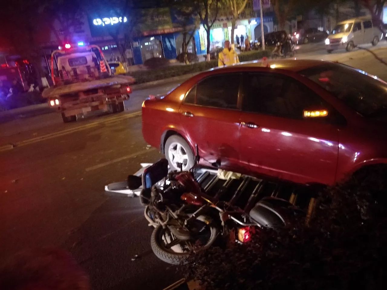 【惊心】昨晚,鹿寨广场旁发生一起交通事故,护栏严重
