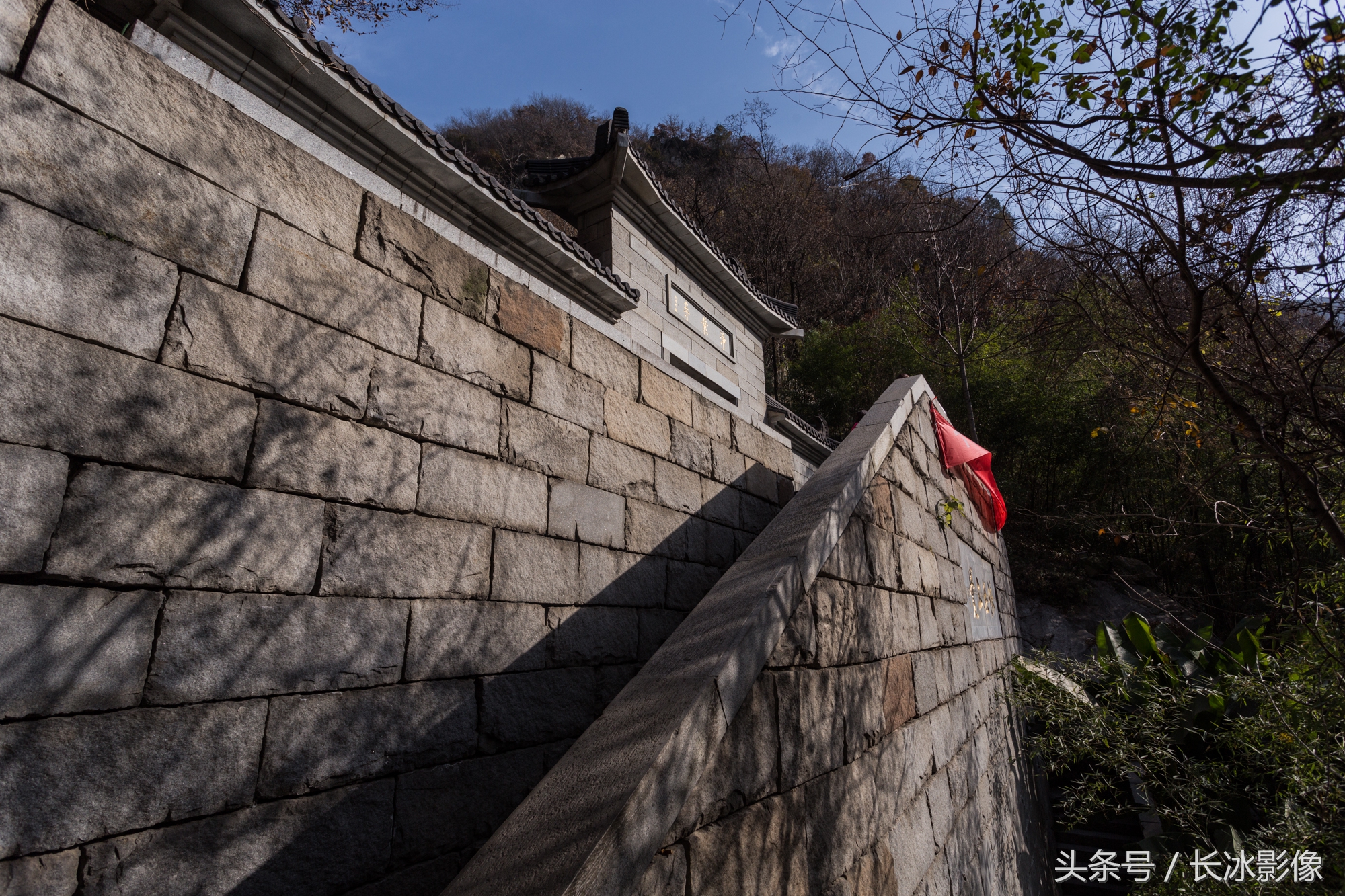 藏在秦岭山中的净业寺大有来头 从山门到寺院需爬山1小时香客稀少