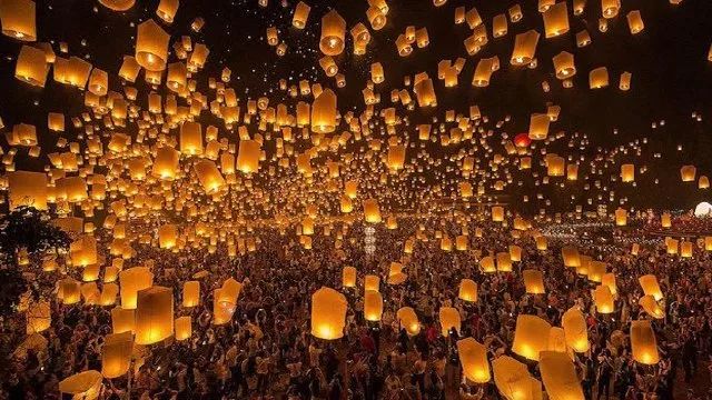 高僧祈福,放飞天灯,许下新年愿望!