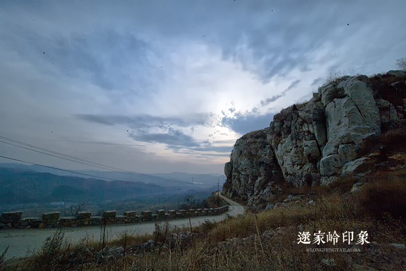 莱芜逯家岭悬崖上的村庄