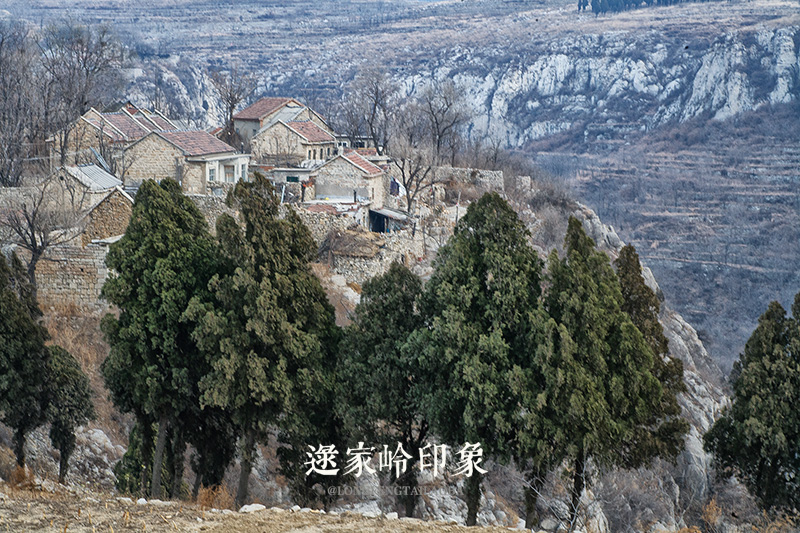 莱芜逯家岭悬崖上的村庄