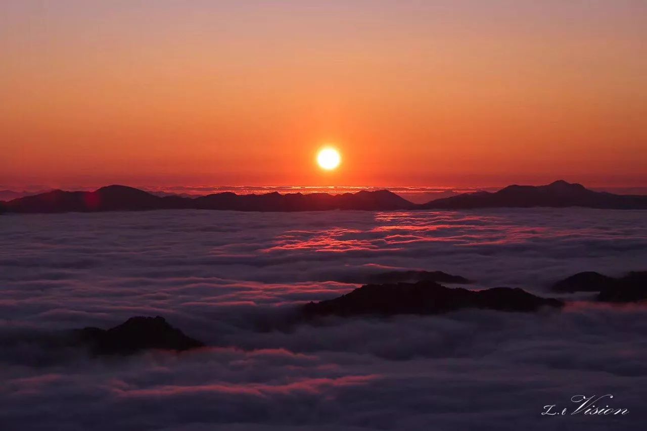 日出跳出云海五光十色的云海8点左右一束光照射在远处的天宫山8点左右