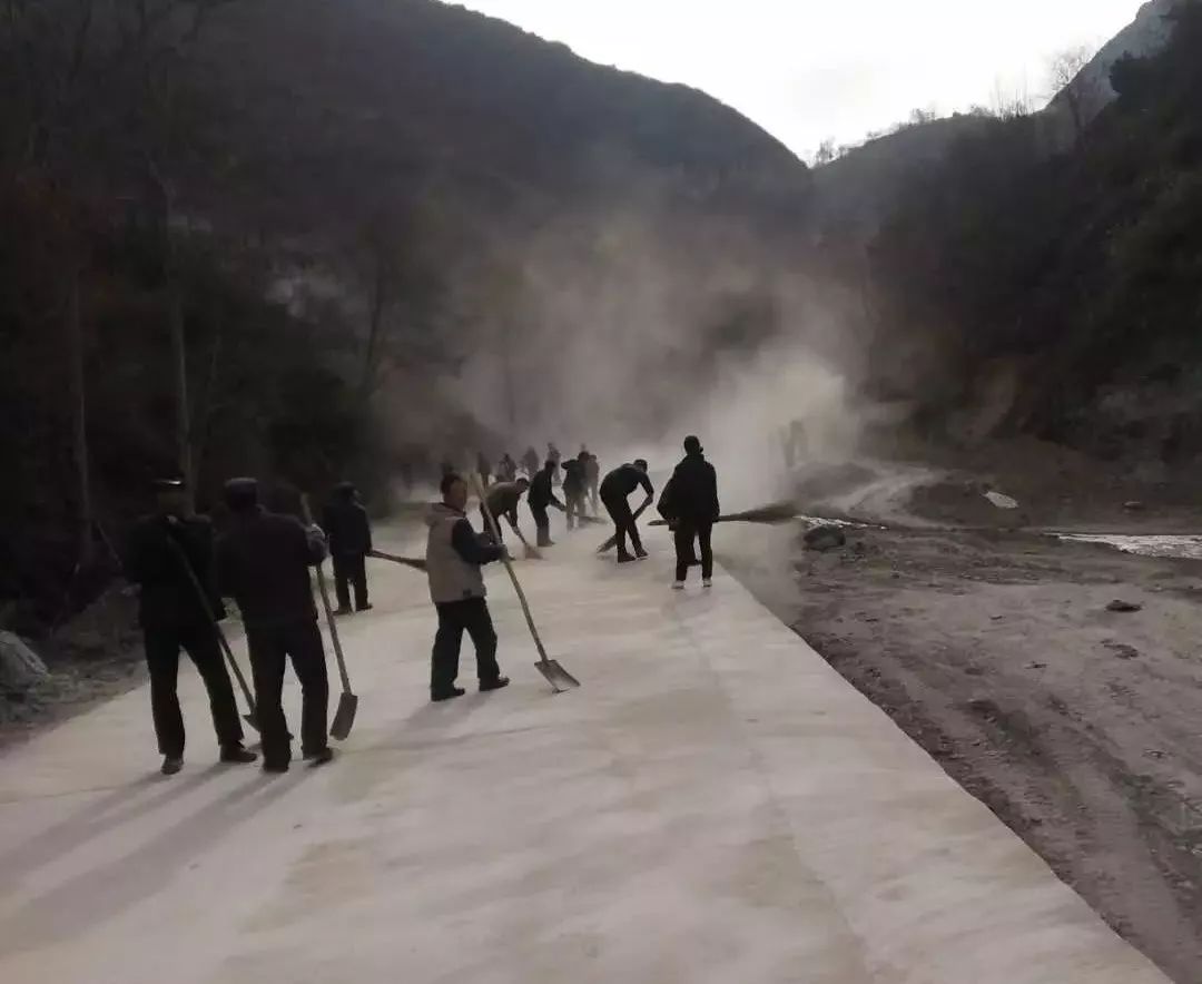 制订防范措施,设置安全警示标志,落实责任人员,严防道路安全事故发生