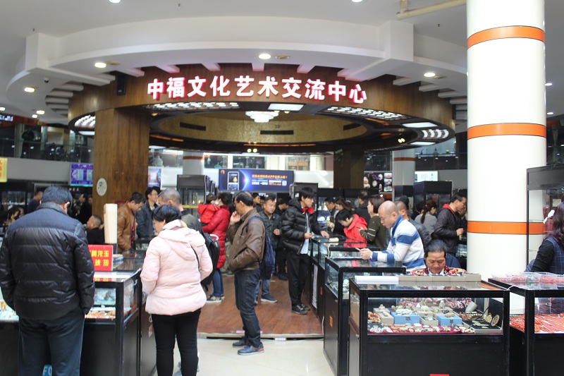 上海中福古玩城秋季古交会名不符实改名叫珠宝玉石交易会才是实至名归