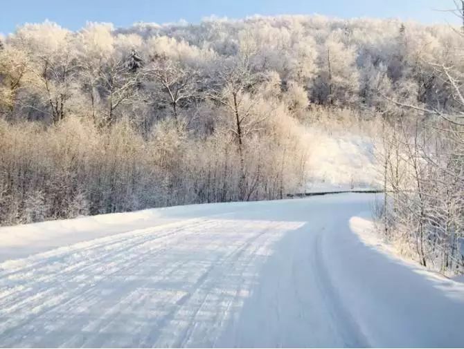 前往查干湖的路面雪景 在过膝雪地里撒欢是何等痛快.