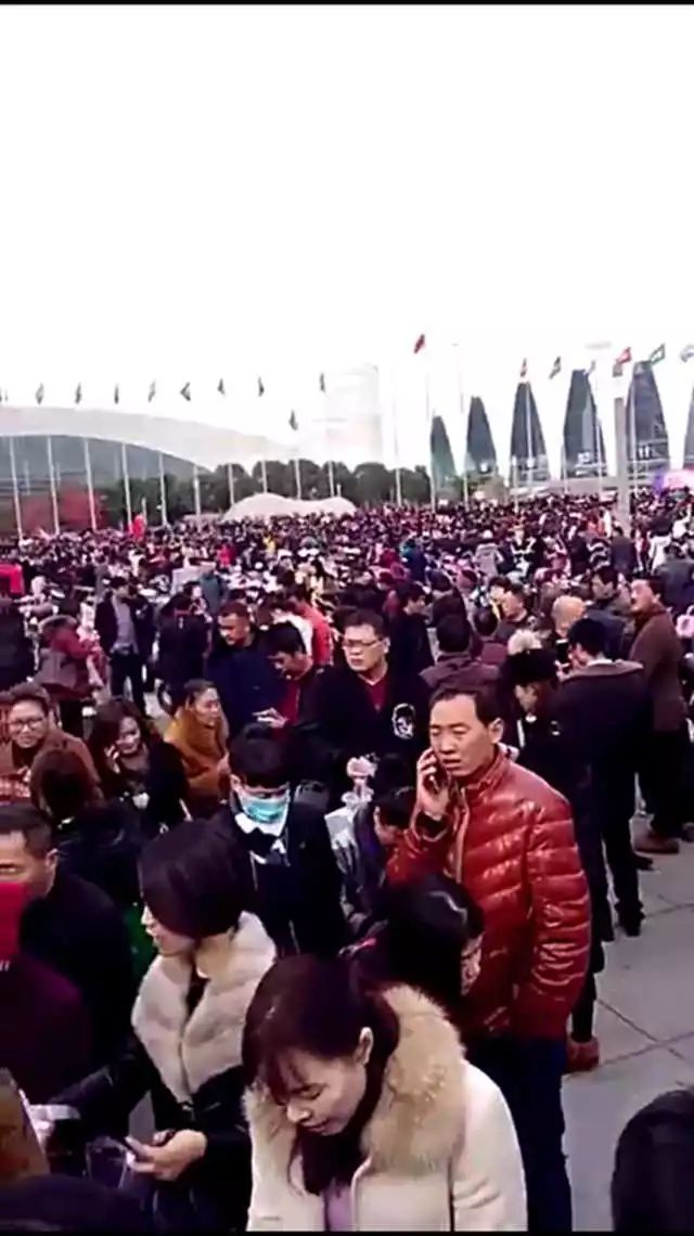 全场爆满 场外等待票超过3万人没票,这就是新时代的魅力 没能及时