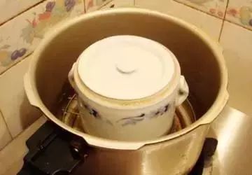 建议使用高压锅用炖盅隔水煲滚汤.