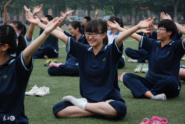 中小学生也可以练瑜伽呢,还可以促进身,心健康哦