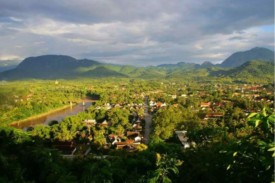 旅游 正文  位于老挝市中心的万象凯旋门,是万象最受欢迎的旅游景点